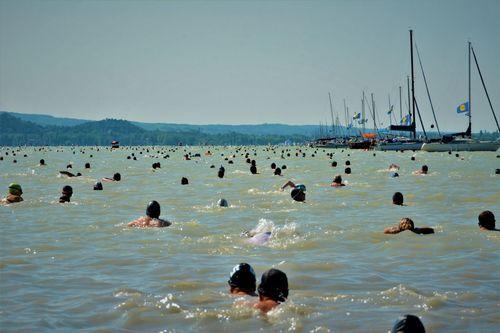 „Tisztelni kell a távot” - A triatlonedző tanácsai a Balaton-átúszásra