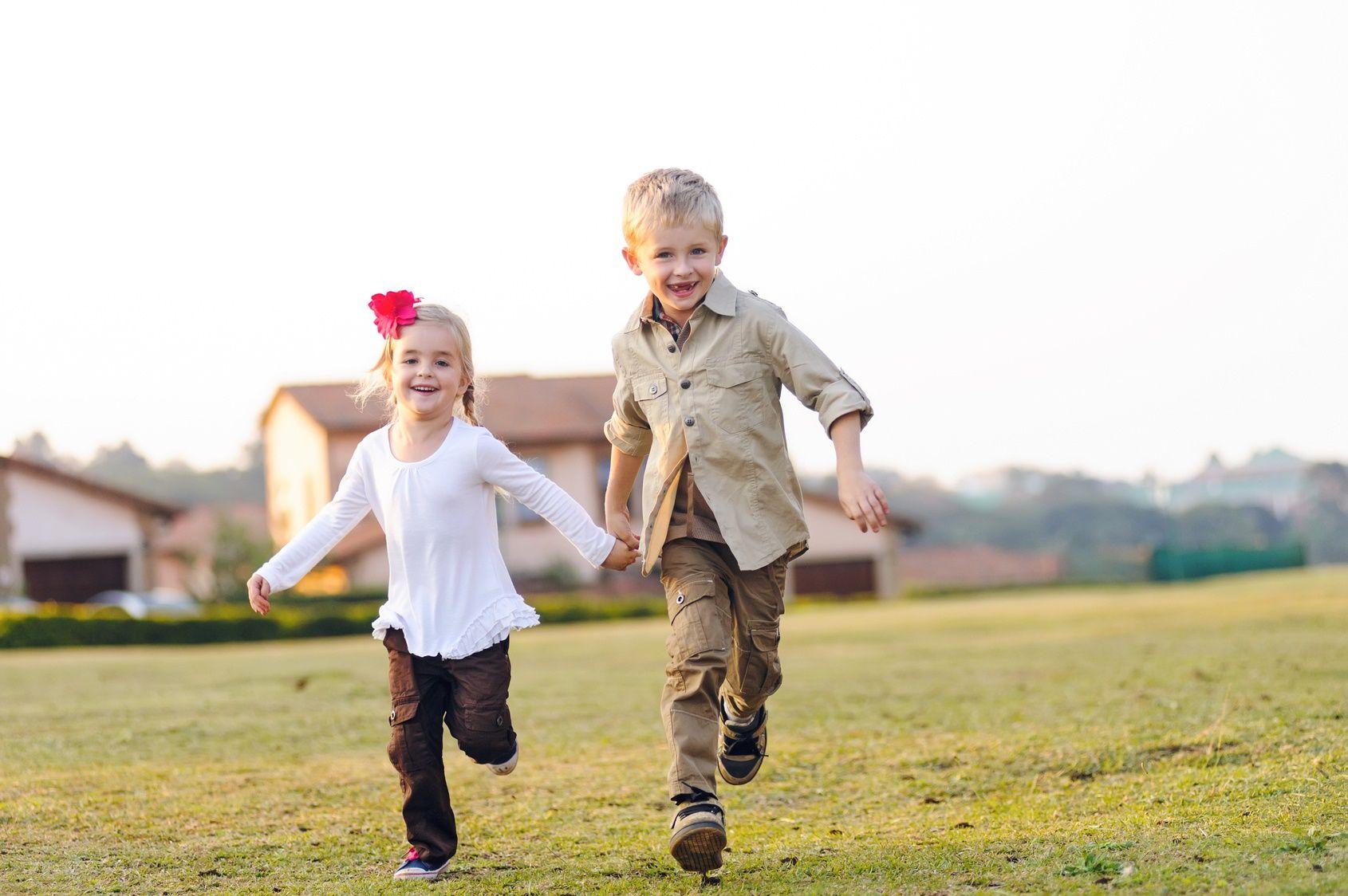 Így játssz a fiatalabb testvérrel