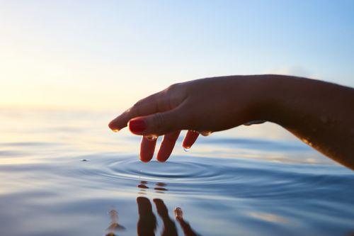 Nyári védelem – Hogyan óvjuk egyszerre vizeinket és a bőrünket? 